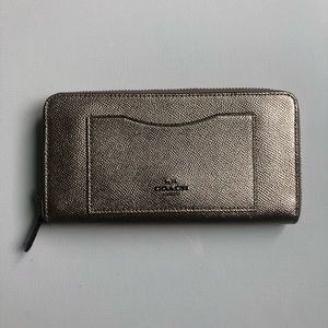 NWOT Coach Accordian Zip Wallet Platinum 21068